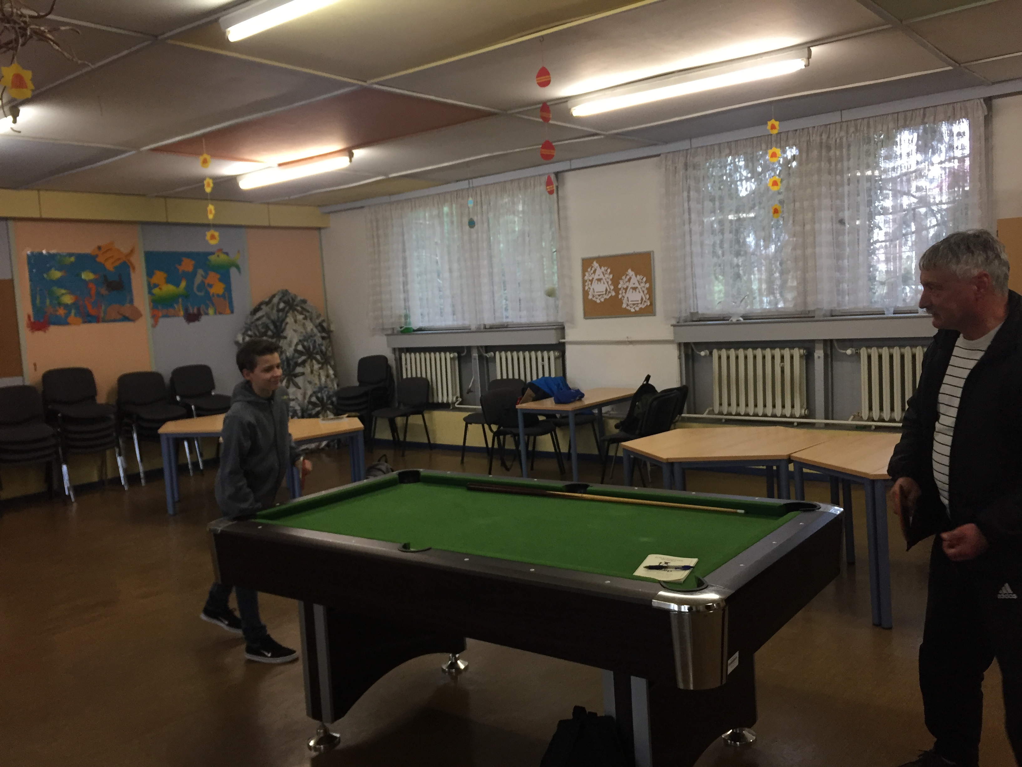 Frank und Flori bei der Tischtennis/Billiard-Vorbereitung